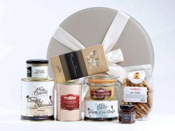 Cadeau premium artisanal Corr&egrave;ze : foie gras canard entier bocal cou oie farci g&eacute;siers oie confits confit canard 2 cuisses houmous confit oignons Favols chocolat S&atilde;o Tom&eacute; Pralus sabl&eacute;s noix Lou P&eacute; d&eacute; Gril Curemonte