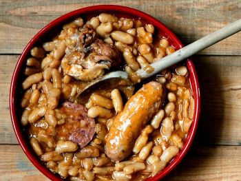 Cassoulet au confit de canard gratin&eacute; au four, plat d'hiver convivial artisanal Corr&egrave;ze