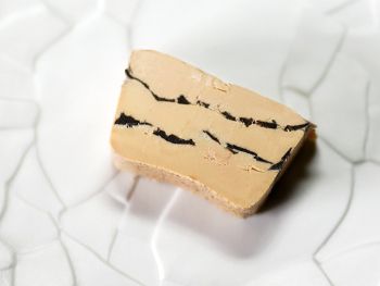foie gras de canard entier mi-cuit aux truffes noires du P&eacute;rigord barquette 200g fabrication artisanale Corr&egrave;ze