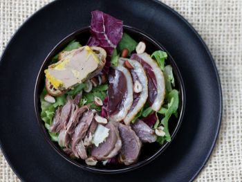 Salade ti&egrave;de aux g&eacute;siers de canard confits, magrets fum&eacute;s et foie gras mi-cuit, recette du Sud-ouest