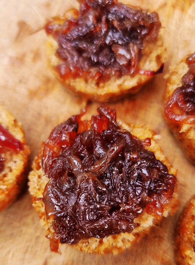 Déposer le confit d'oignons fait-maison sur le pain d'épices