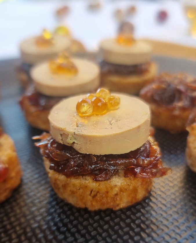 Mises en bouche foie gras mi-cuit, confit d'oignons et pain d'épices fait-maison