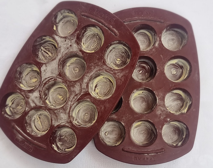 Préparation des moules à mini-muffins pour pain d'épices maison, La Combe de Job